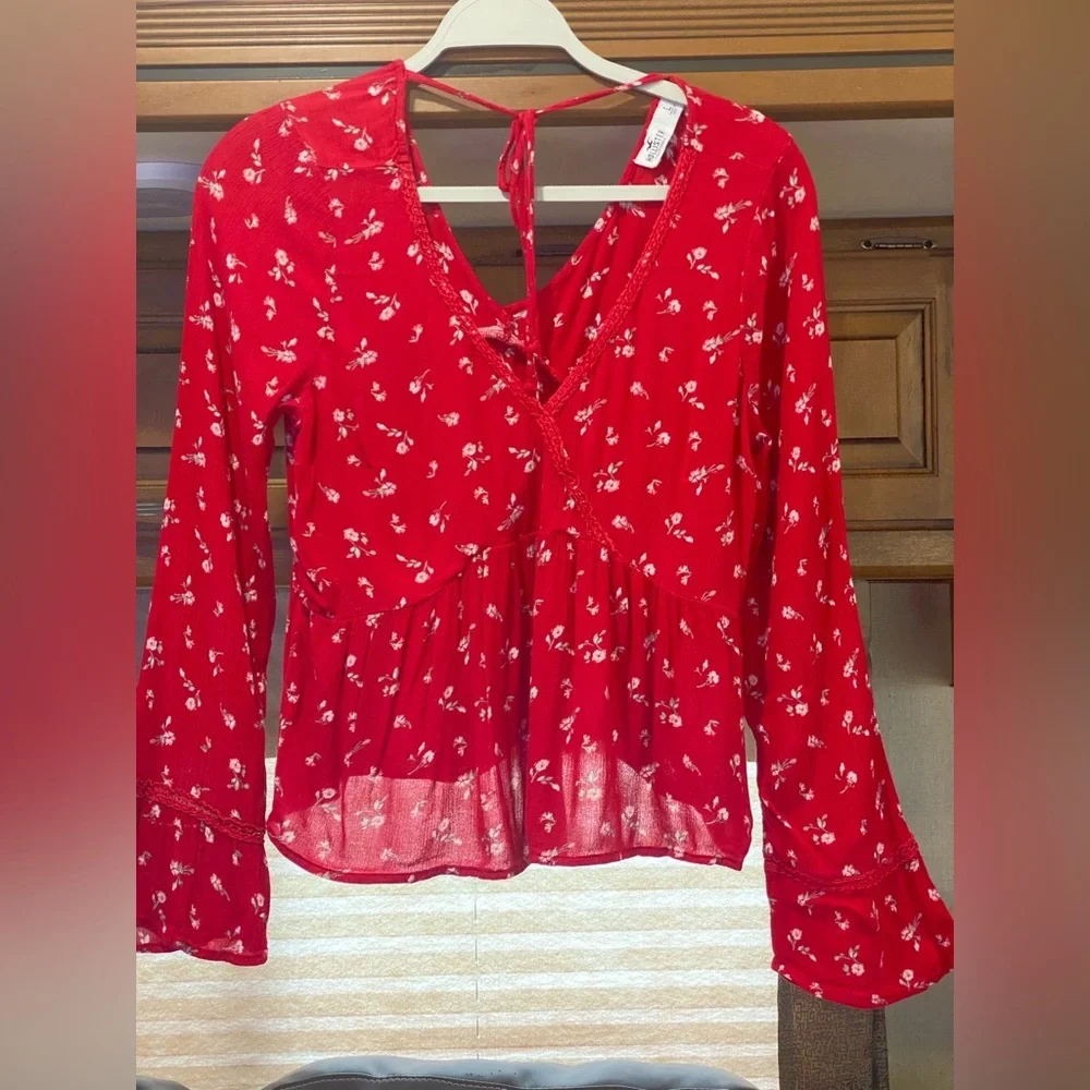 4/$25*Hollister, featuring a V-neck, peplum hem, and long flared sleeves. L - Picture 2 of 7
